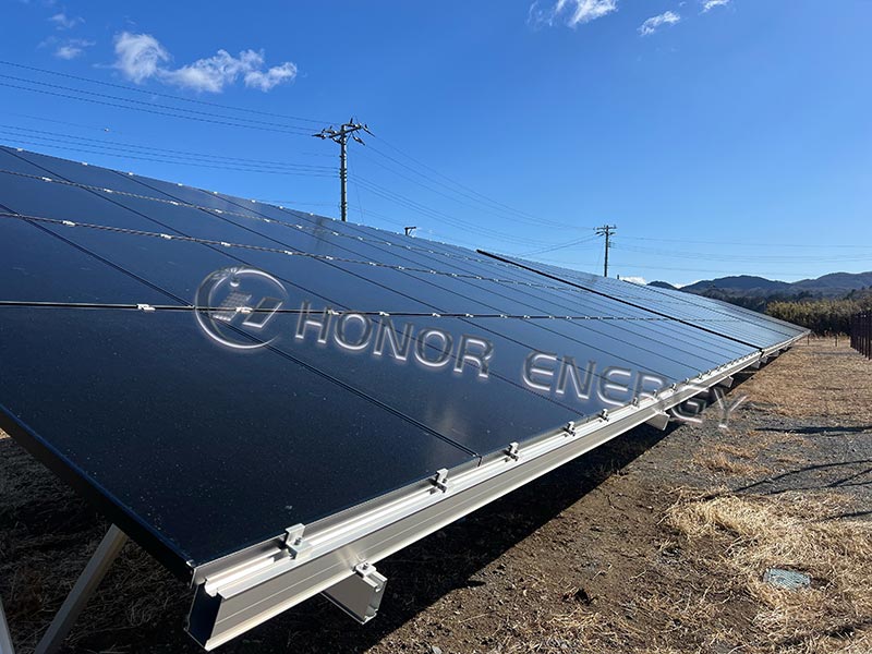 Úspešné dokončenie projektu 700kW solárneho zemného montážneho systému v Sendai, Japonsko